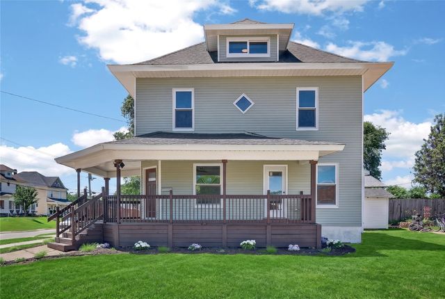 118 S 3rd Avenue E, Newton, IA 50208