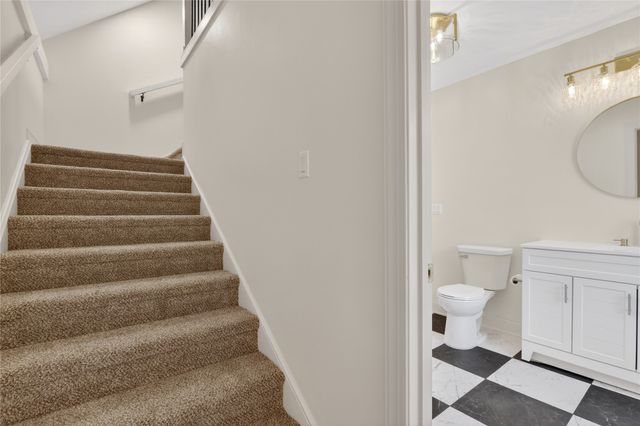 118 S 3rd Avenue E, Newton, IA 50208