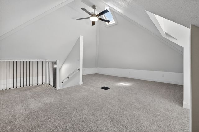 118 S 3rd Avenue E, Newton, IA 50208