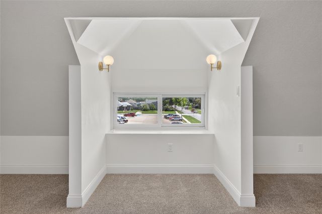 118 S 3rd Avenue E, Newton, IA 50208