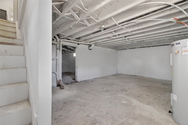 118 S 3rd Avenue E, Newton, IA 50208