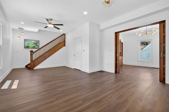 118 S 3rd Avenue E, Newton, IA 50208
