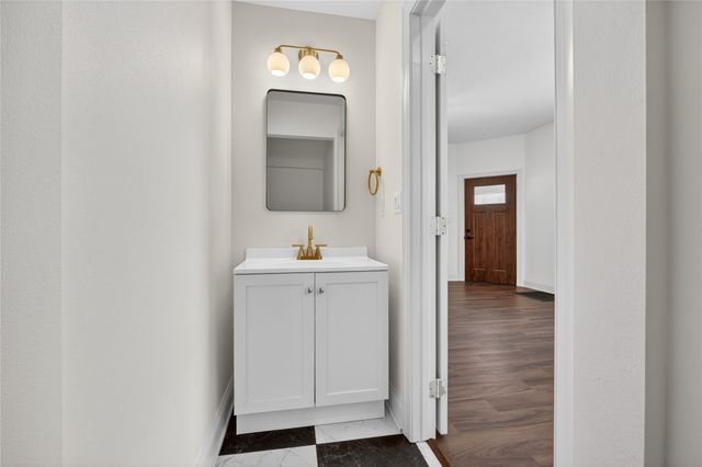 118 S 3rd Avenue E, Newton, IA 50208
