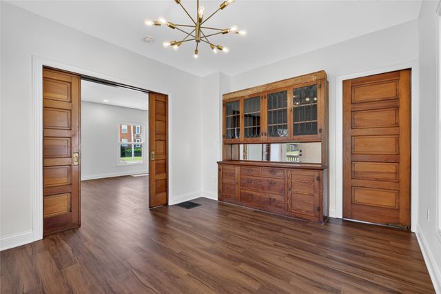 118 S 3rd Avenue E, Newton, IA 50208