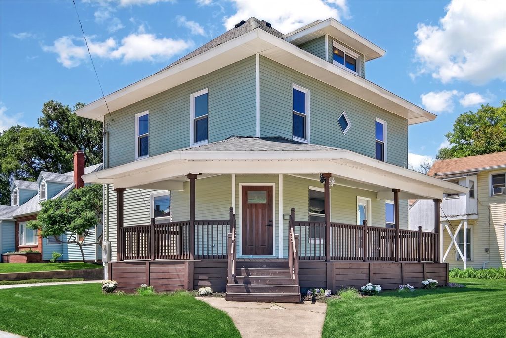 118 S 3rd Avenue E, Newton, IA 50208