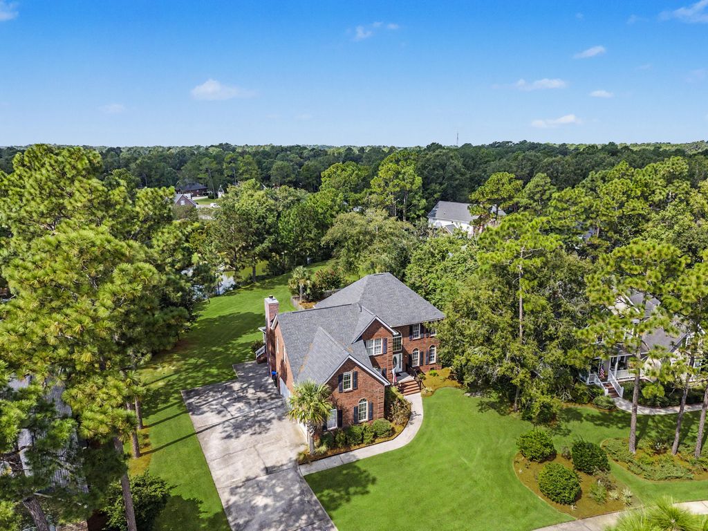 Image 10 of property listing at 105 Glen Eagles Drive, Summerville, SC 29483