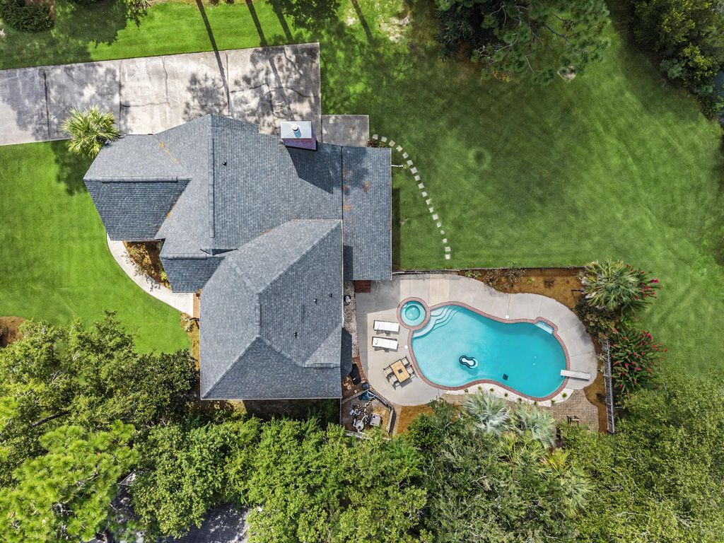 Image 2 of property listing at 105 Glen Eagles Drive, Summerville, SC 29483