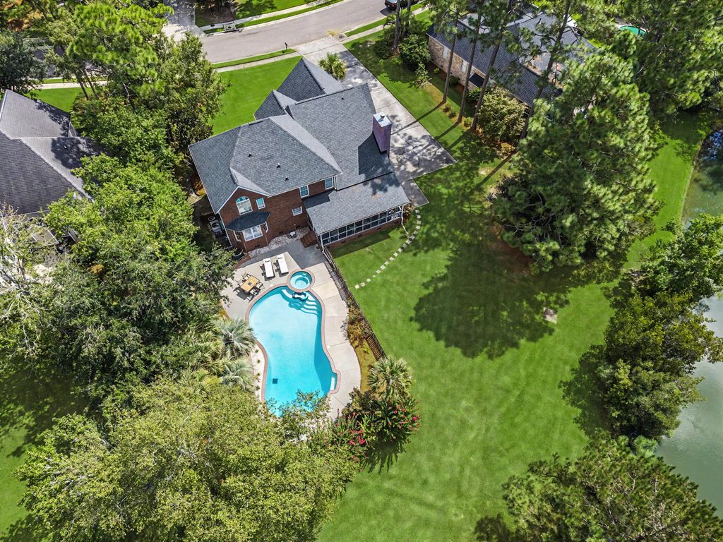 Image 4 of property listing at 105 Glen Eagles Drive, Summerville, SC 29483