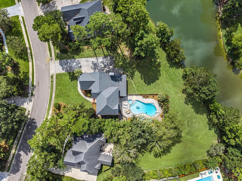 Image 6 of property listing at 105 Glen Eagles Drive, Summerville, SC 29483