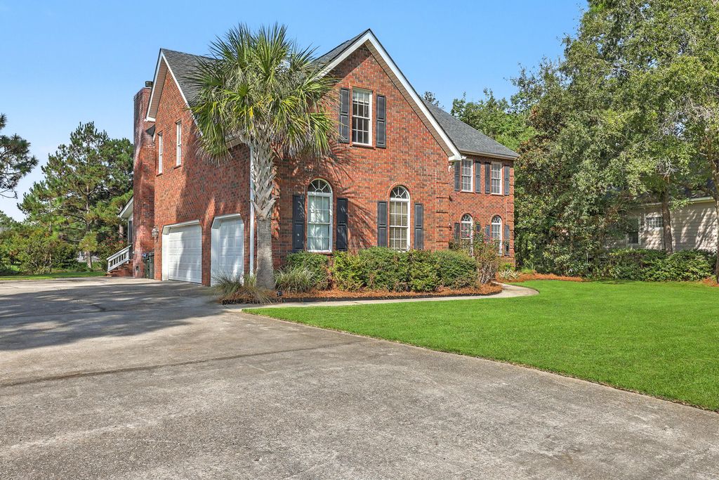 Image 7 of property listing at 105 Glen Eagles Drive, Summerville, SC 29483