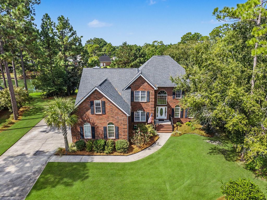 Image 8 of property listing at 105 Glen Eagles Drive, Summerville, SC 29483