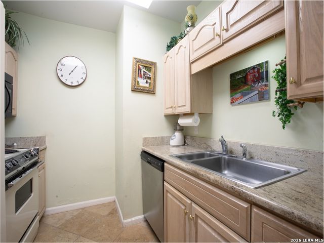 1 Towers Park Ln Apt 606, San Antonio, TX 78209