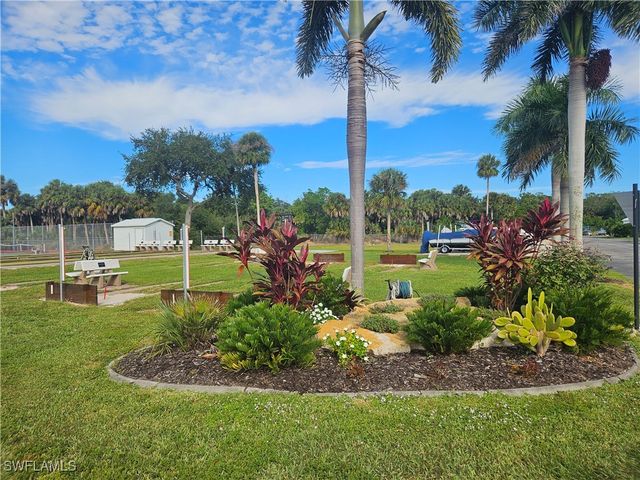 9 Garnet DR 9G, Naples, FL 34114