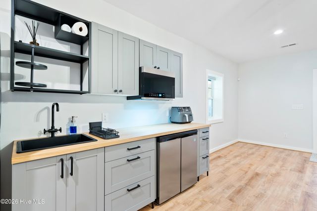 118 SW 2nd Street, Oak Island, NC 28465