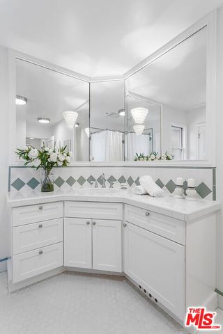 8585 Airdrome Street, Los Angeles, CA 90035