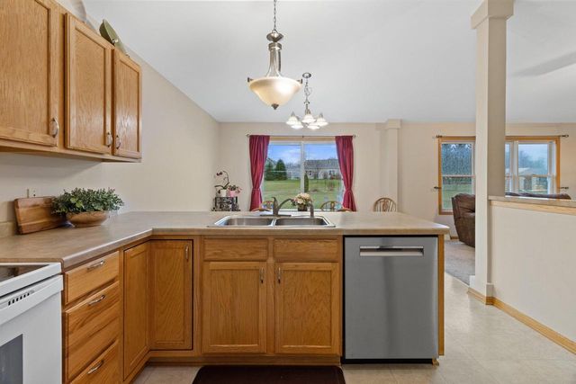 N7996 Woody LANE, Ixonia, WI 53036