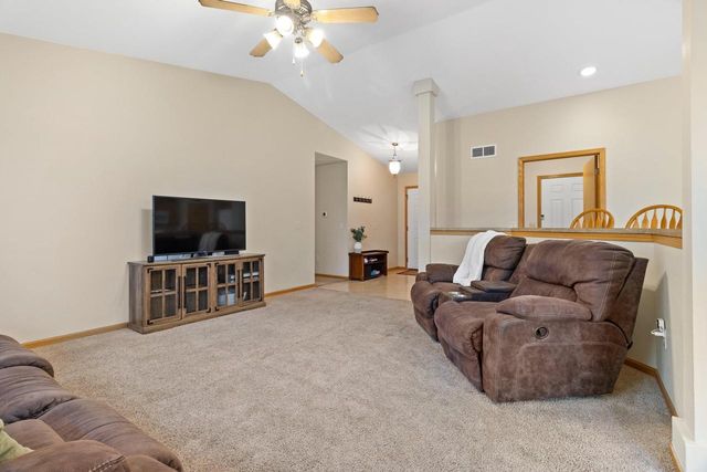 N7996 Woody LANE, Ixonia, WI 53036