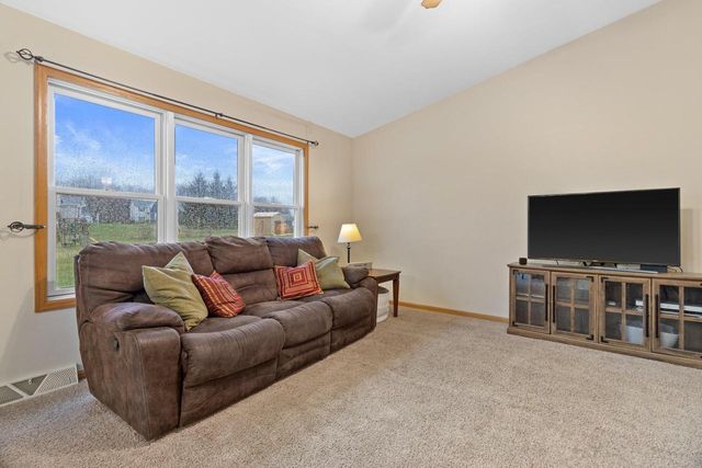 N7996 Woody LANE, Ixonia, WI 53036