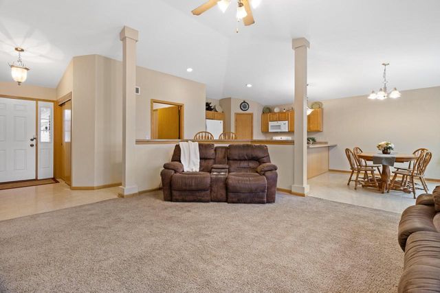 N7996 Woody LANE, Ixonia, WI 53036