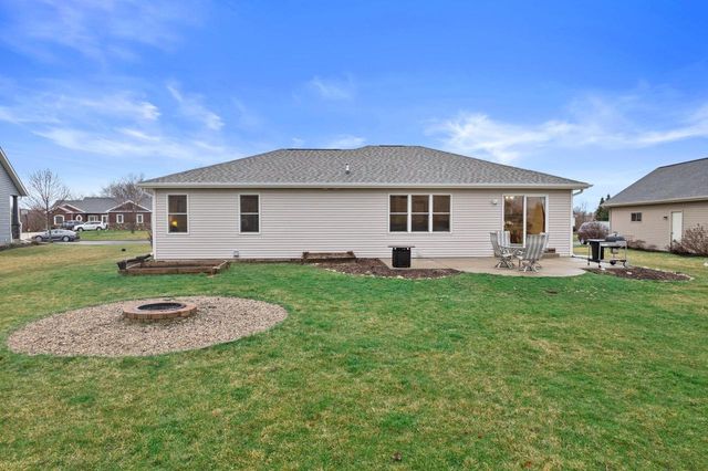 N7996 Woody LANE, Ixonia, WI 53036