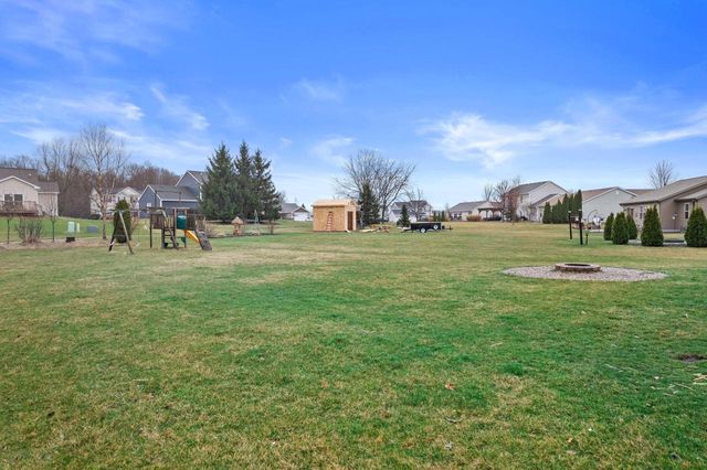 N7996 Woody LANE, Ixonia, WI 53036