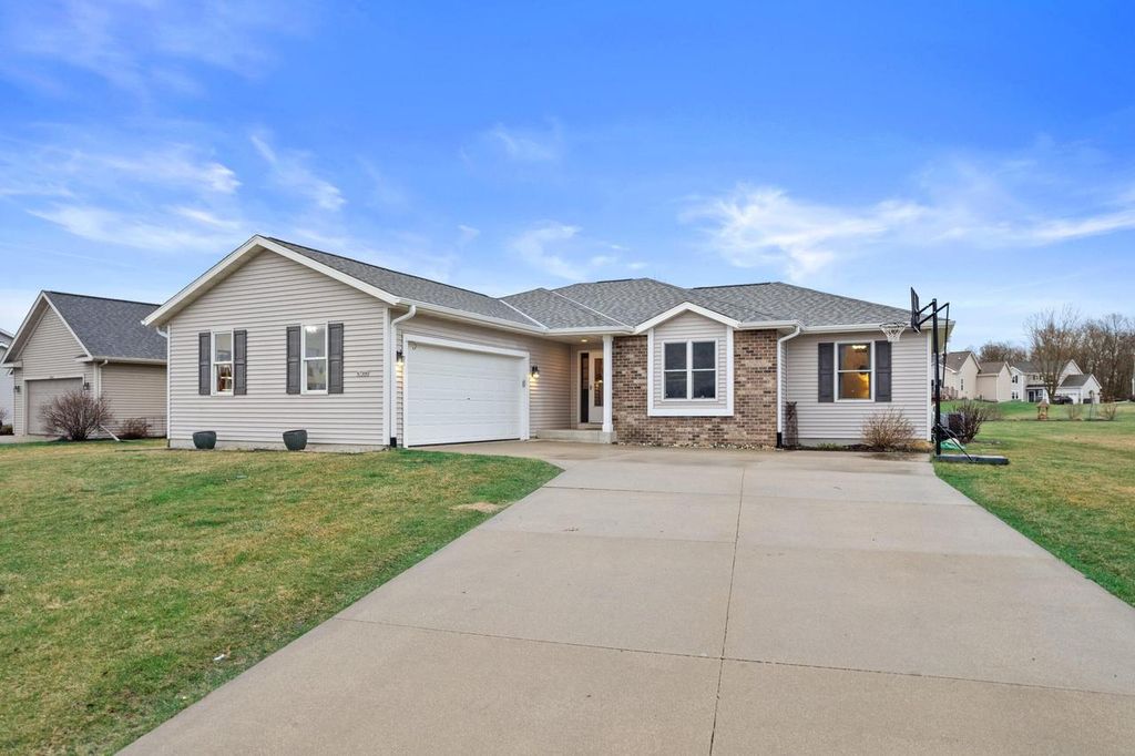 N7996 Woody LANE, Ixonia, WI 53036