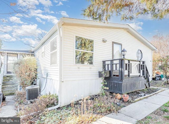 203 OAKFIELD CT W, Lancaster, PA 17603