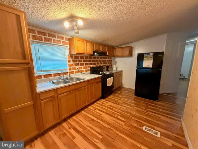 203 OAKFIELD CT W, Lancaster, PA 17603