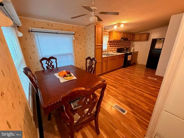 203 OAKFIELD CT W, Lancaster, PA 17603