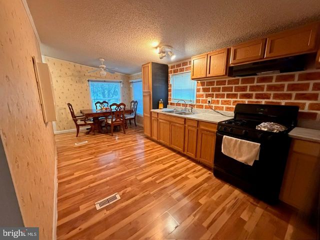 203 OAKFIELD CT W, Lancaster, PA 17603