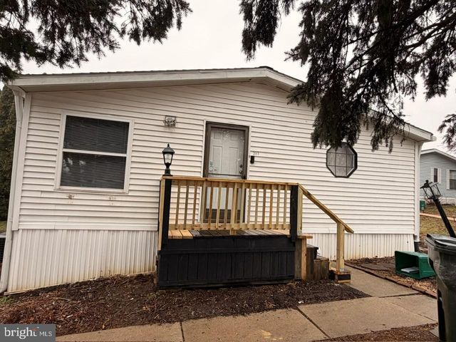 203 OAKFIELD CT W, Lancaster, PA 17603