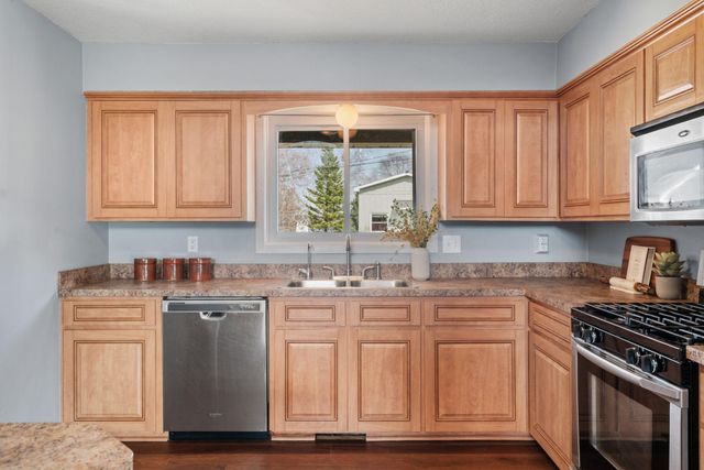 10725 15th Avenue N, Plymouth, MN 55441