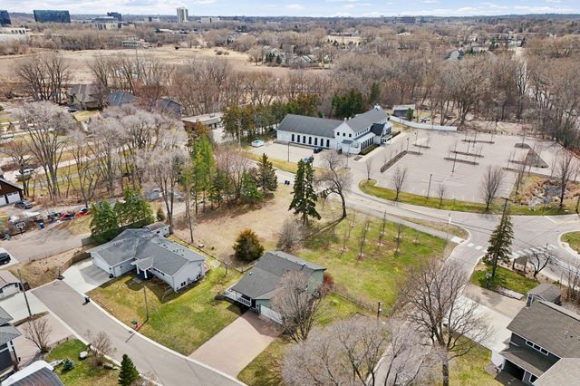 10725 15th Avenue N, Plymouth, MN 55441