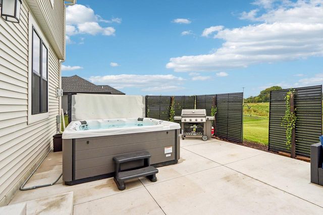 614 Twin Creeks DRIVE, Dousman, WI 53118