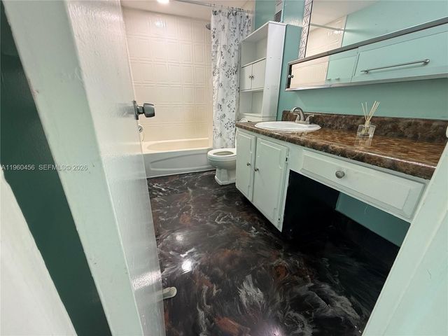 1555 W 44th Pl 305, Hialeah, FL 33012