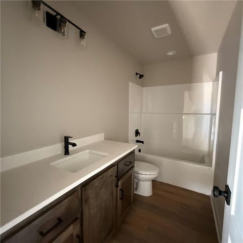 2112 SE Oak Ridge Drive, Oak Grove, MO 64075