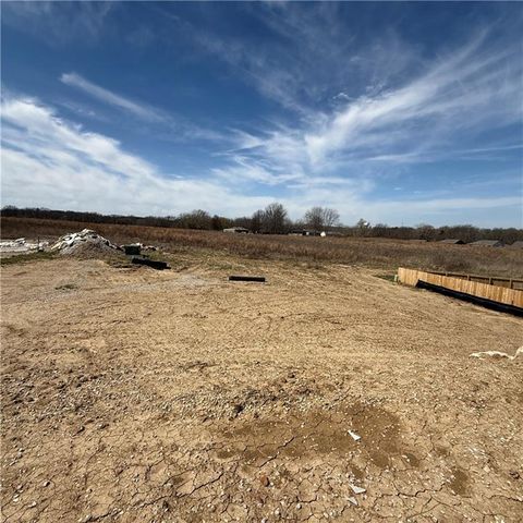 2112 SE Oak Ridge Drive, Oak Grove, MO 64075