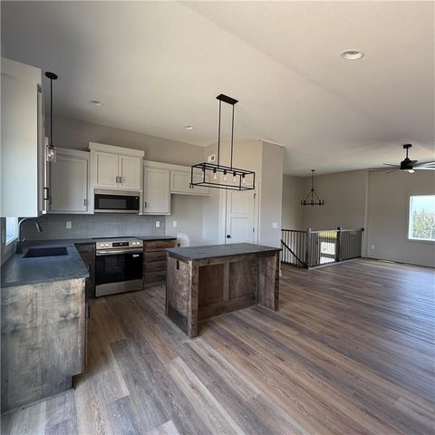 2112 SE Oak Ridge Drive, Oak Grove, MO 64075