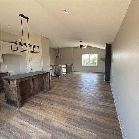 2112 SE Oak Ridge Drive, Oak Grove, MO 64075