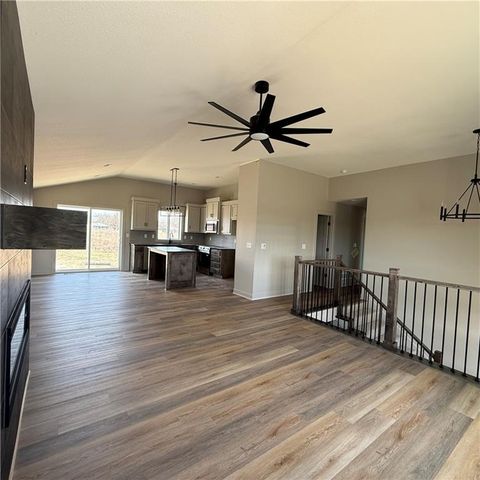 2112 SE Oak Ridge Drive, Oak Grove, MO 64075