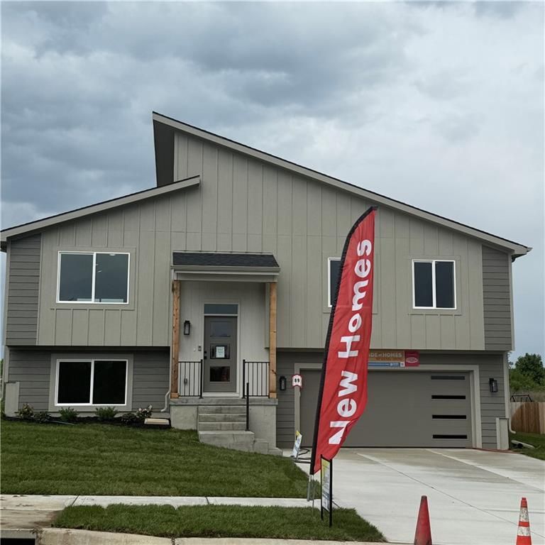 2112 SE Oak Ridge Drive, Oak Grove, MO 64075