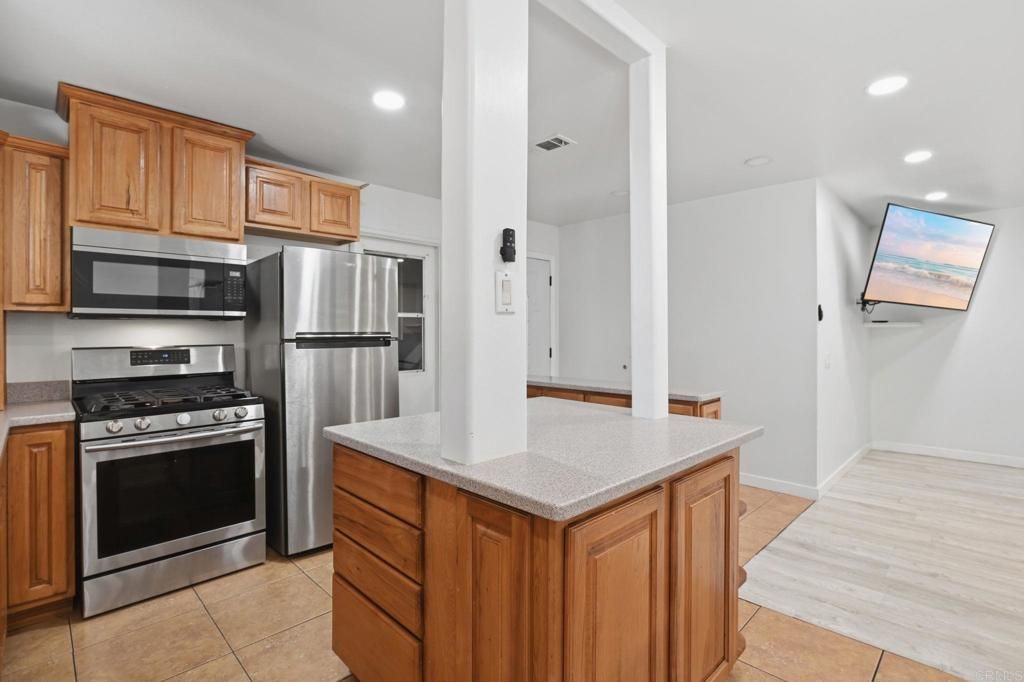 Image 11 of property listing at 656 Parker Street, Oceanside, CA 92057