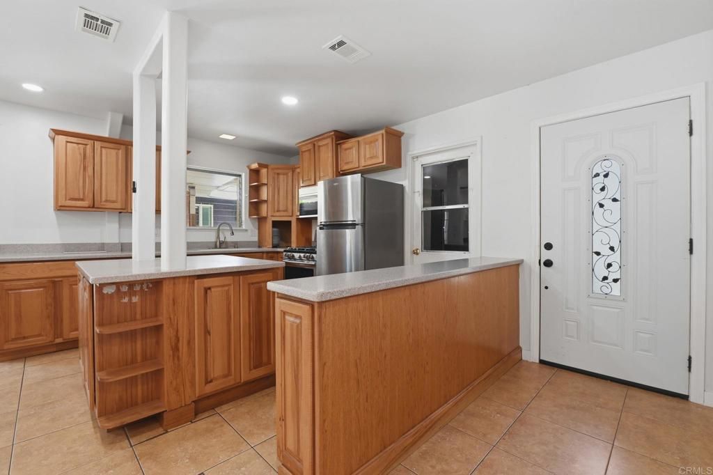 Image 9 of property listing at 656 Parker Street, Oceanside, CA 92057