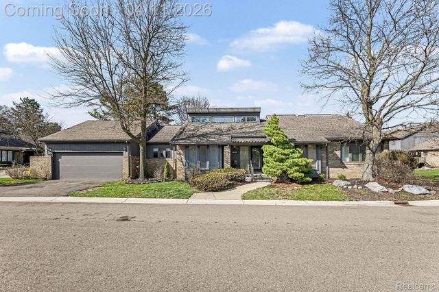 5950 Pinetree Drive, West Bloomfield Charter Township, MI 48322