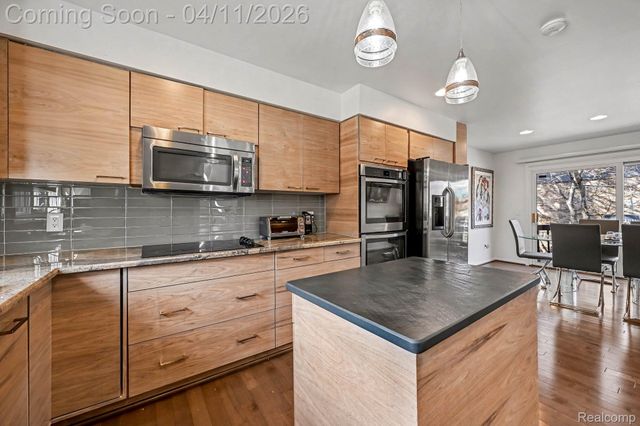 5950 Pinetree Drive, West Bloomfield Charter Township, MI 48322
