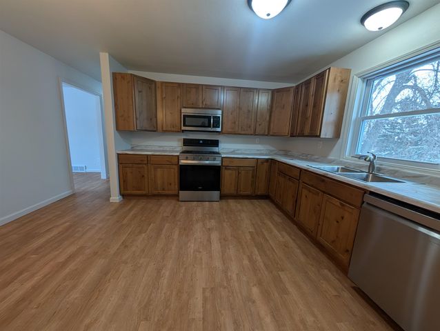 514 NE 11th Ave, Minot, ND 58703