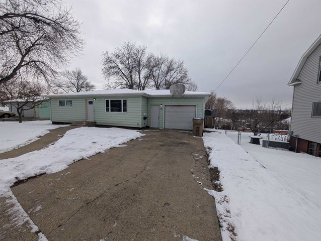 514 NE 11th Ave, Minot, ND 58703