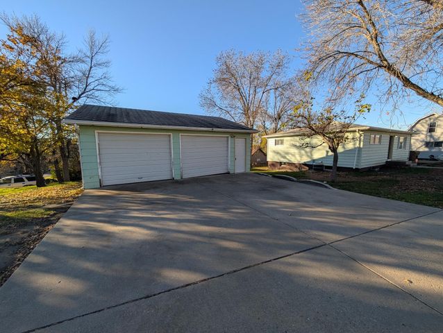514 NE 11th Ave, Minot, ND 58703