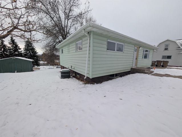 514 NE 11th Ave, Minot, ND 58703
