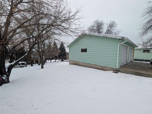 514 NE 11th Ave, Minot, ND 58703